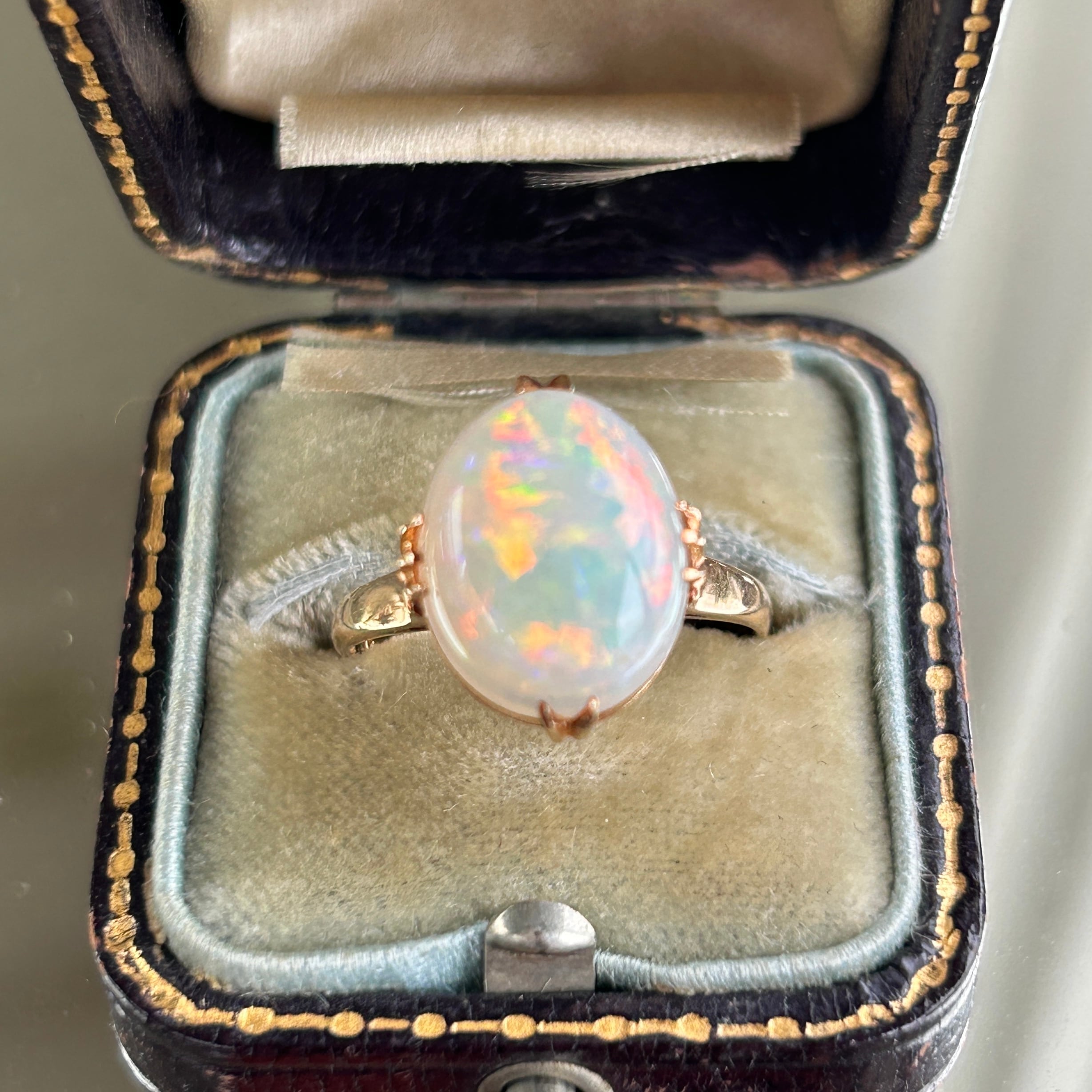 ヴィンテージ　K18　千本すかし端正なホワイトオパールのリング