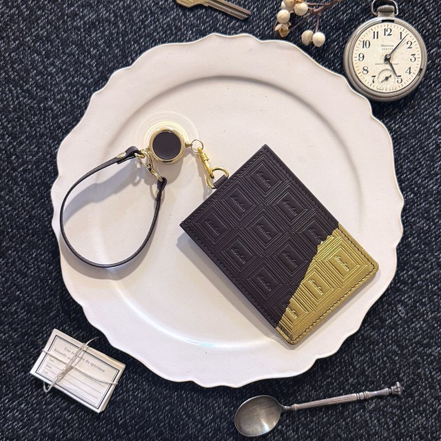 スタンダード：革のビターチョコ　パスケース（金の包み紙）