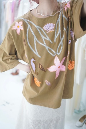 shell bees tee