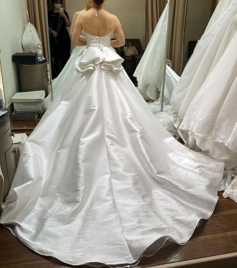 ウェディングドレス 光沢サテン 滑らか オフホワイト 花嫁 華やかな  