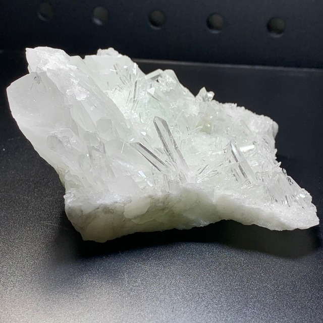 1.フローライトハリネズミが住み着いている水晶クラスター