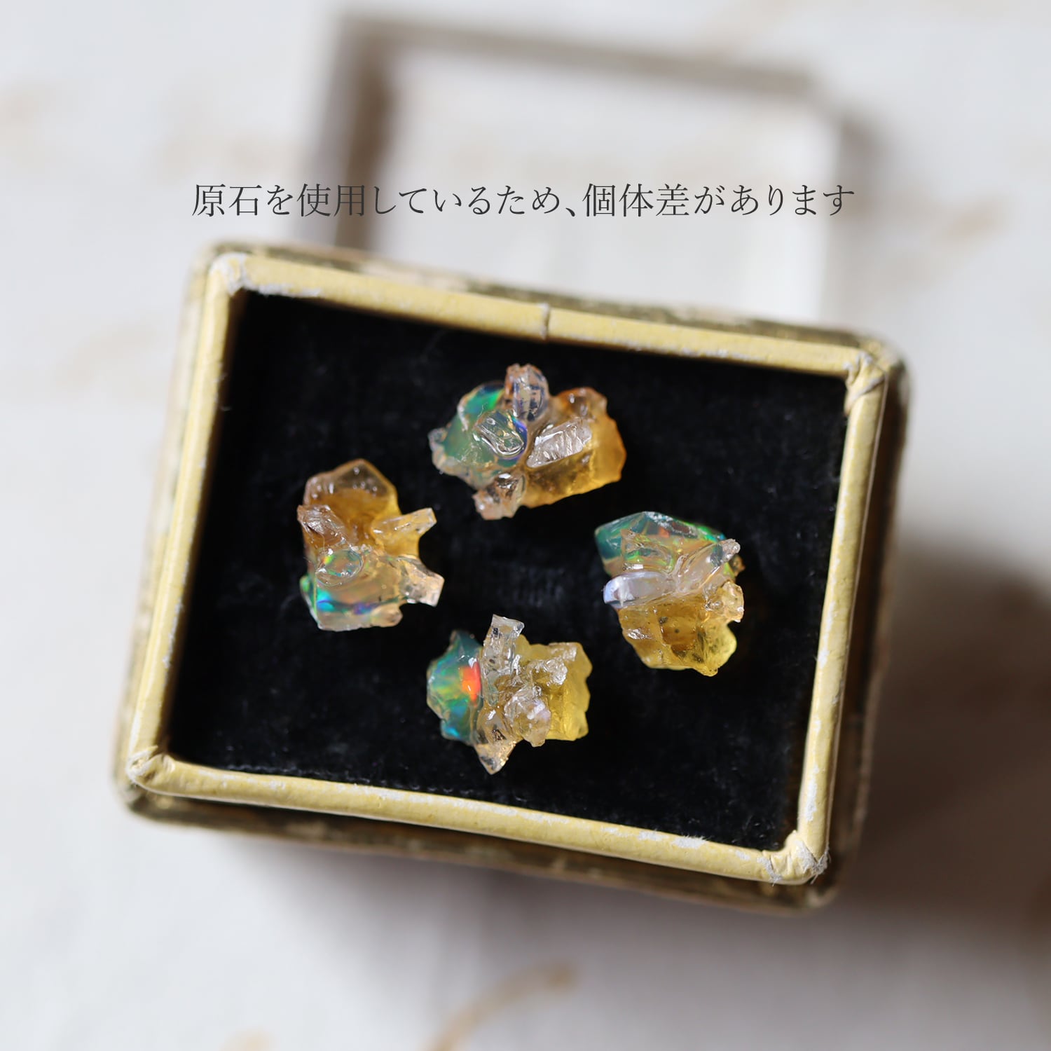 可愛いフローライト雪の結晶カービングピアスチャーム イエロー系 原石オパールとイエローサファイアのプチピアス | witch/花石:鉱物植物