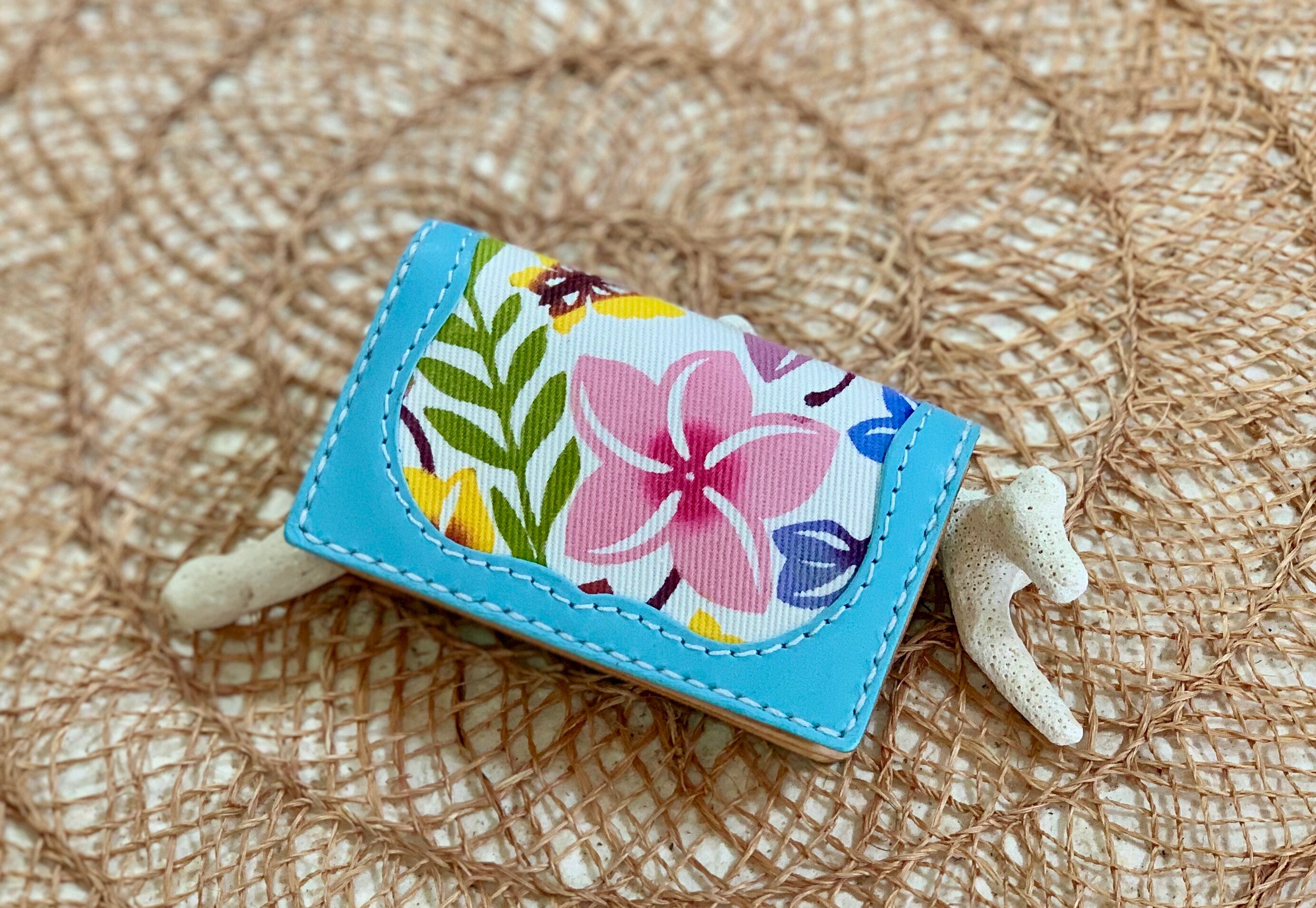 紅型カードケース　　（プルメイア柄）　　革　水色