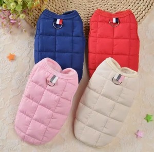 ドッグ 犬 小型犬 ドッグウェア ジャケット ベスト アウター ストレート スマート もこもこ ふわふわ 中厚手 裏起毛 スナップボタン ステッチ かわいい シンプル カジュアル おしゃれ ラフ ボーイッシュ スポーティー モダン かっちり キュート クラシカル カレッジ風 ベーシック プレッピー シンプル シック 無地 秋 冬 ロングシーズン 秋服 冬服 ウィンターシーズン 男の子 女の子 成犬 デート お出かけ アウトドア 旅行 公園 休日 ホテル ガーデン カフェ 庭 散歩 ウォーキング 室内 普段
