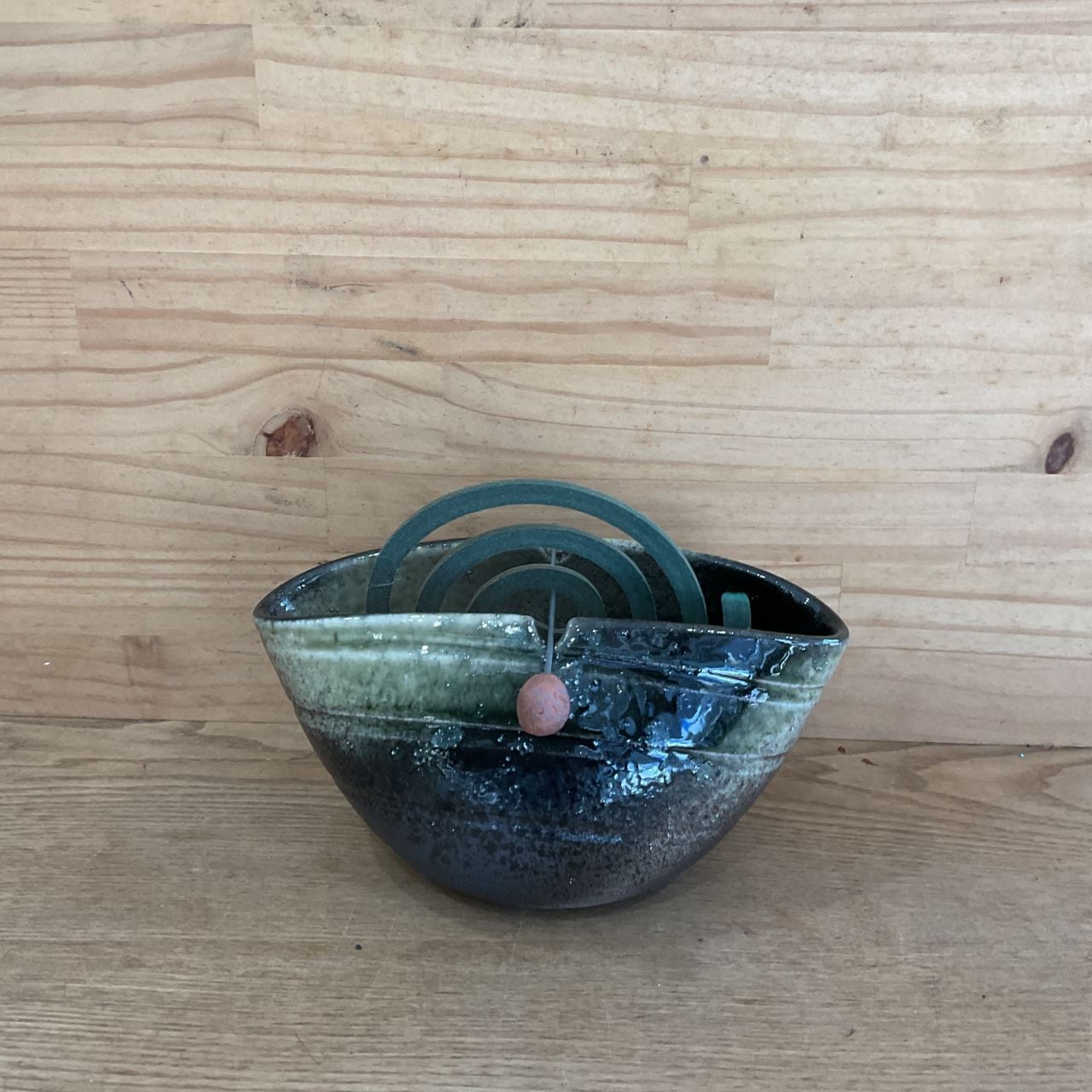 陶磁器\r 台の上の鉢\r 芸術鉢\r 復古 \rトイレ \r 古を模倣する \r 彫刻する 芸術 純黒 形 陶磁器 台の上の鉢 単鉢 トイレ 復古 【公式通販】