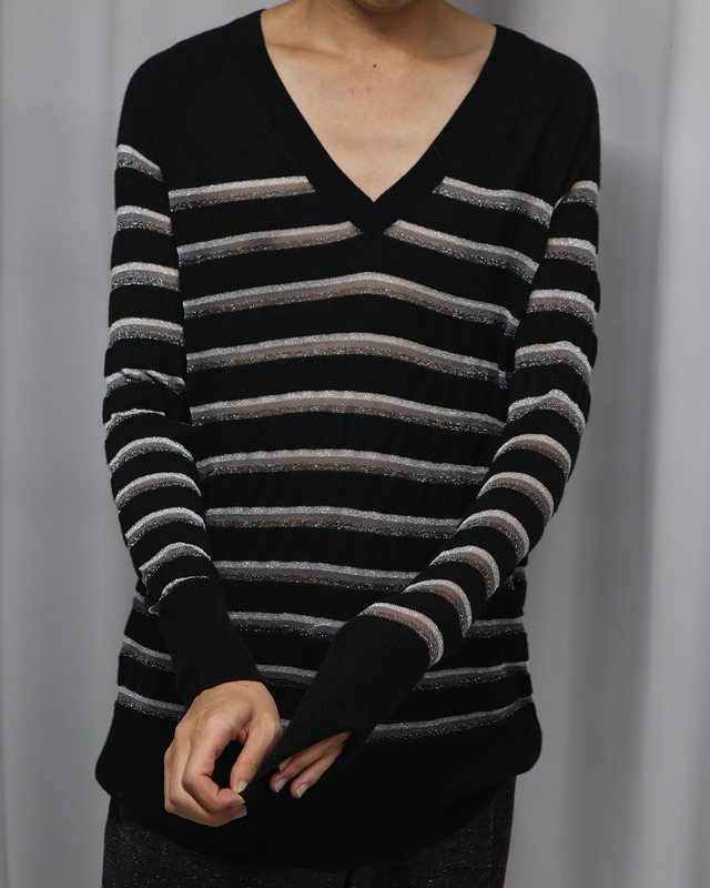 Border sheer v-neck knit