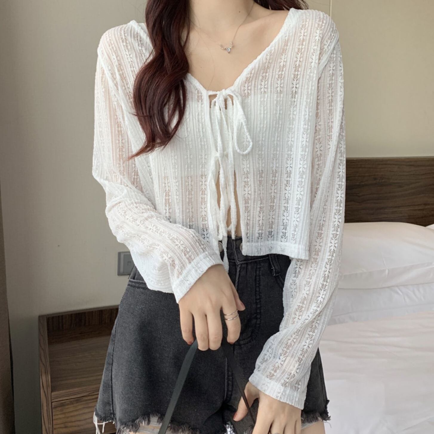 トップス レディース カーディガン サマーニット S M L XL 長袖 レースアップ シアー Vネック スリム リボン ショート丈 ファッション コーデ お揃い 細身 ストレート 着回し 普段使い 重ね着 春 夏かわいい 10代 20代 30代 40代 50代 ホワイト ピンク グリーン 大人可愛い かっこいい クール モード系 きれいめ シンプル カジュアル 上品 エレガント 清楚 おしゃれ お洒落 綺麗 お嬢様 送料無料
