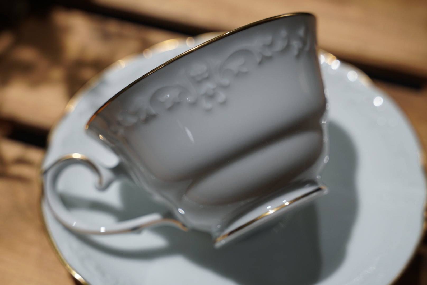 Noritake(ノリタケ) 白磁レリーフ × 金彩 ティーカップ＆ソーサー
