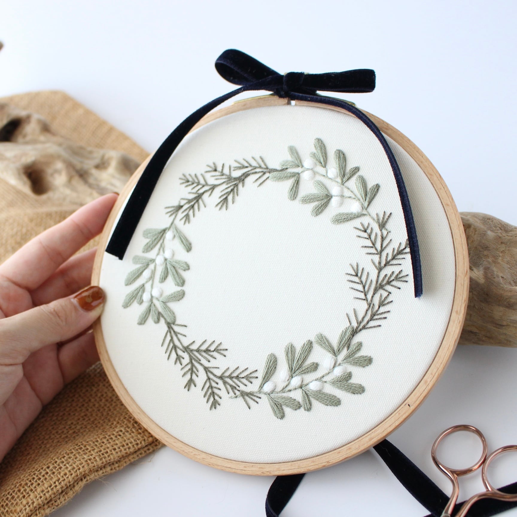 ヤドリギのアレンジ&慶福リース PDF図案】Mistletoe Wreath | ヤドリギのリース | Little Joy Embroidery