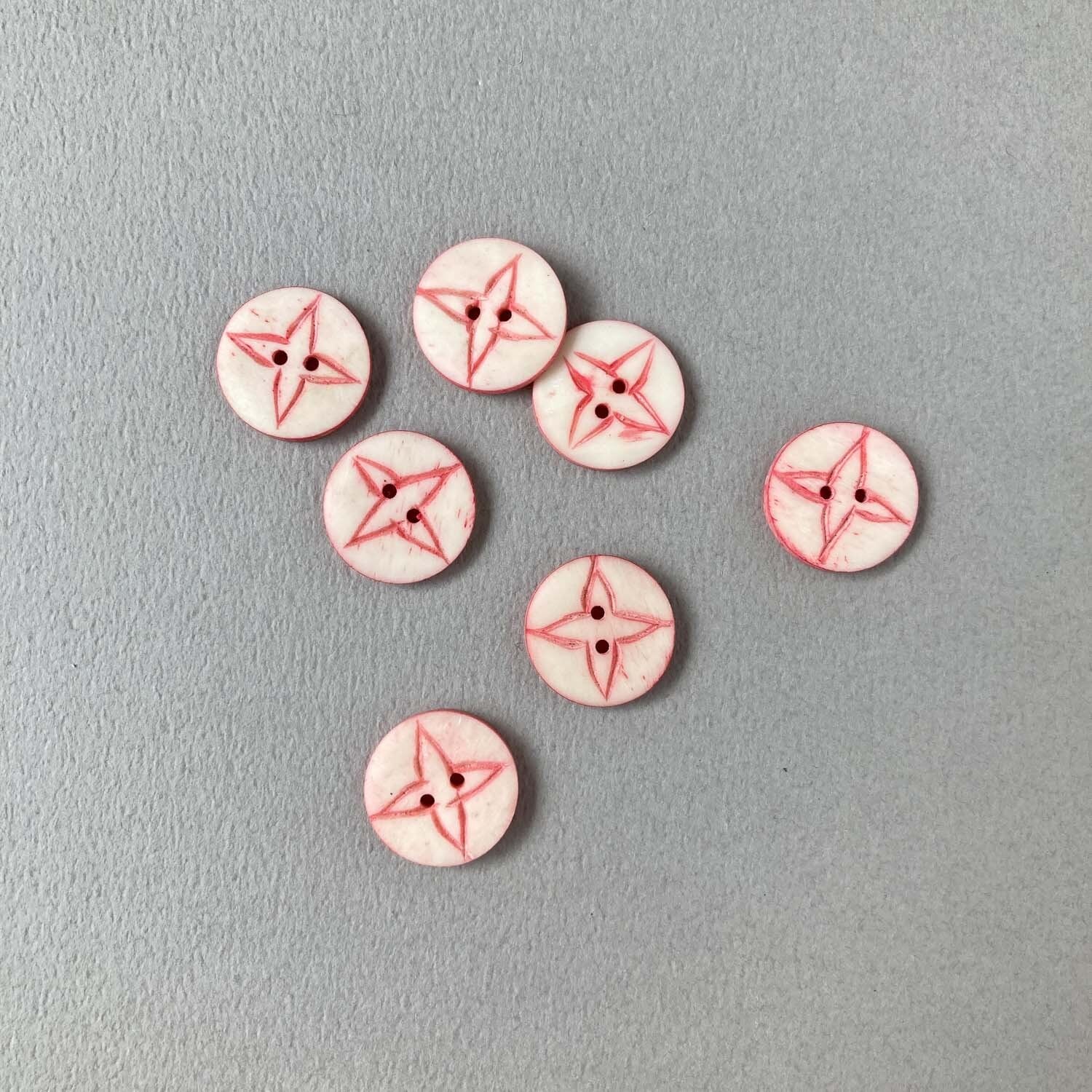 とんがり花びら模様のラウンドカウボーンボタン(15mm)