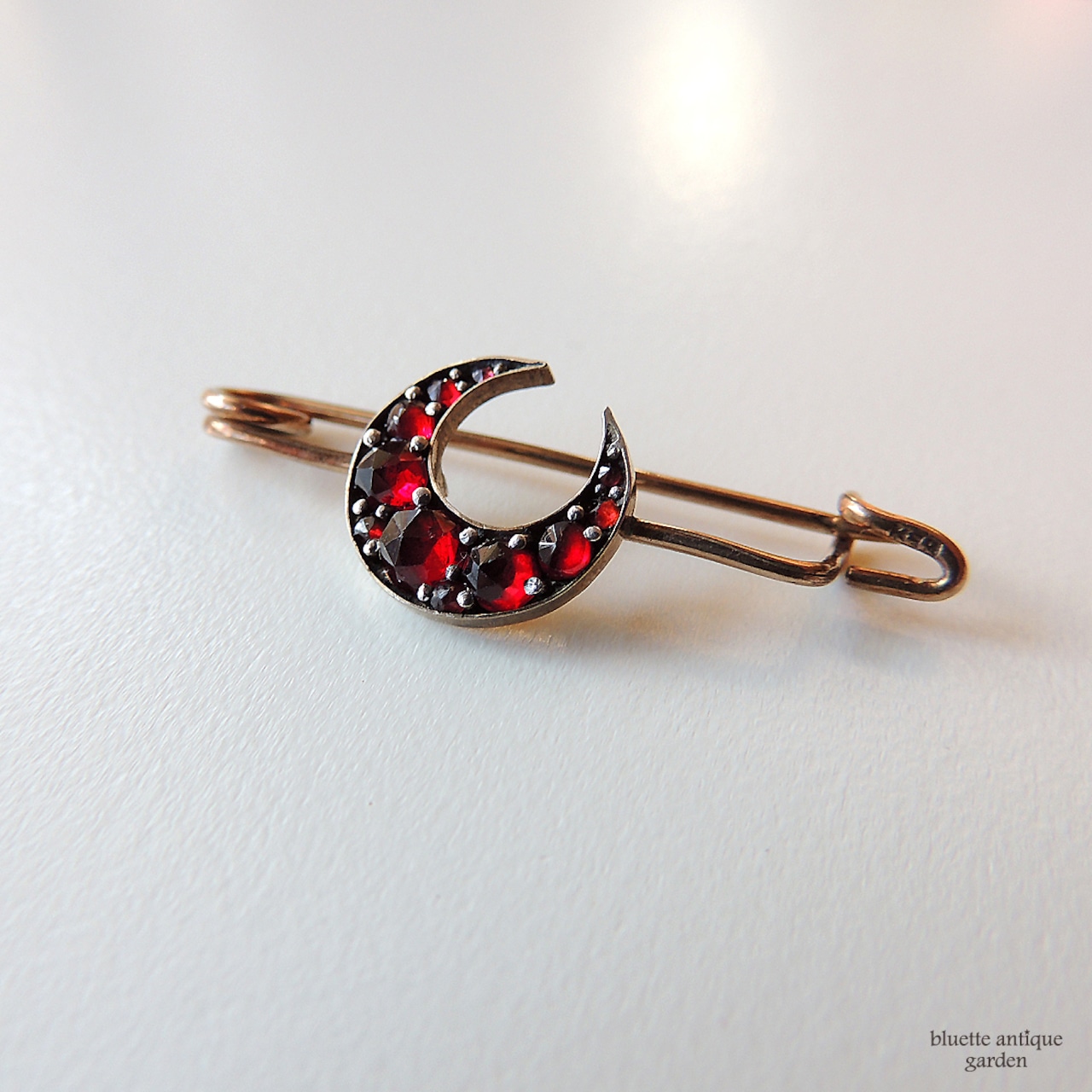 アンティークジュエリー 天然パイロープガーネット タイニークレセント(三日月) ピンブローチ(ソーティングメモ付)
