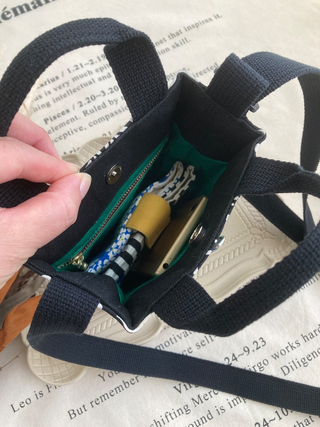 再販2回目・スクエアスマホショルダー（グリーンフラワー）