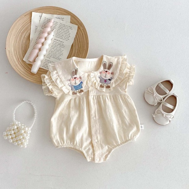 【BABY】うさぎ刺繍レースフリル襟半袖ロンパース - 1