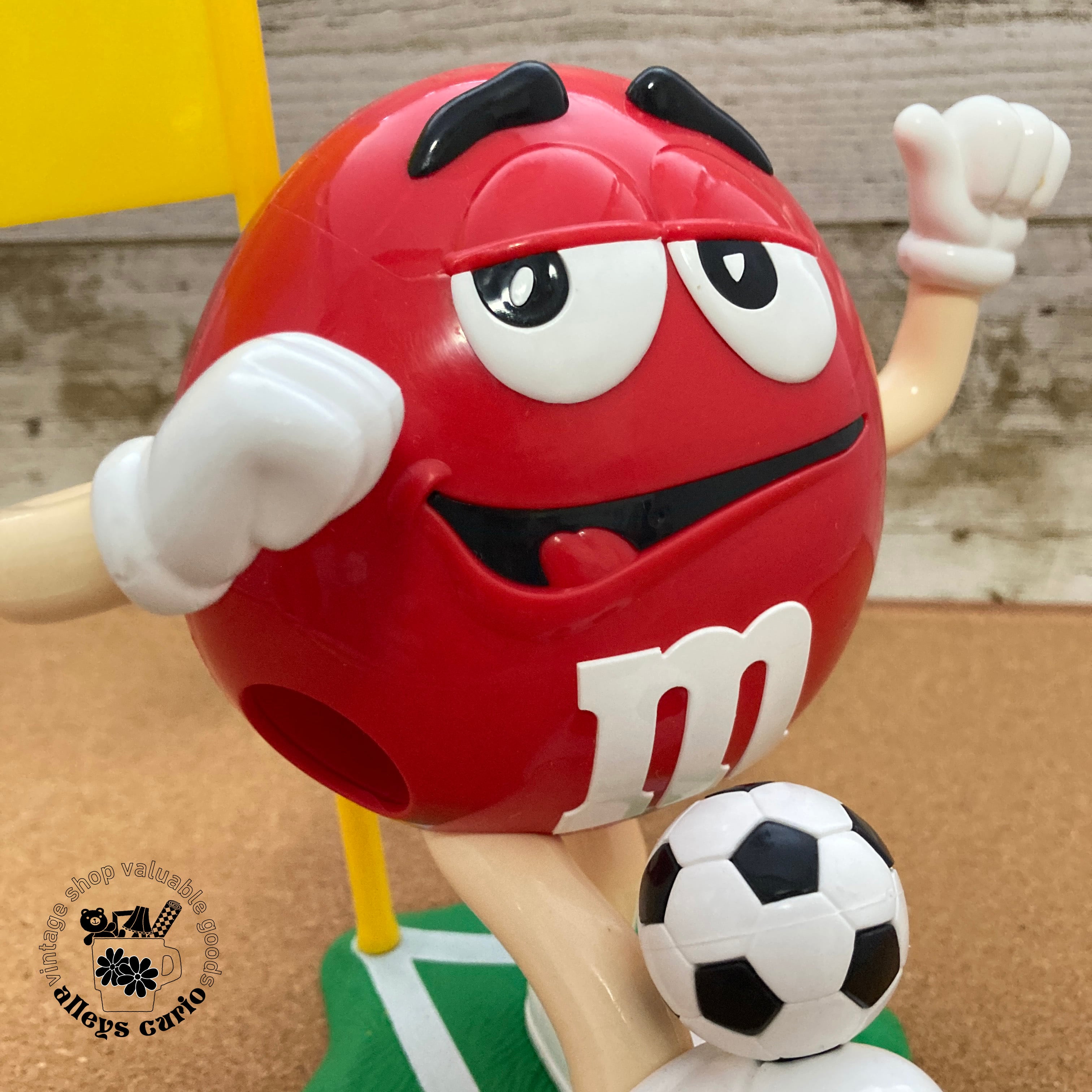 m&m's サッカーレッド ディスペンサー | alleys curio【ｱﾚｲｽﾞｷｭﾘｵ