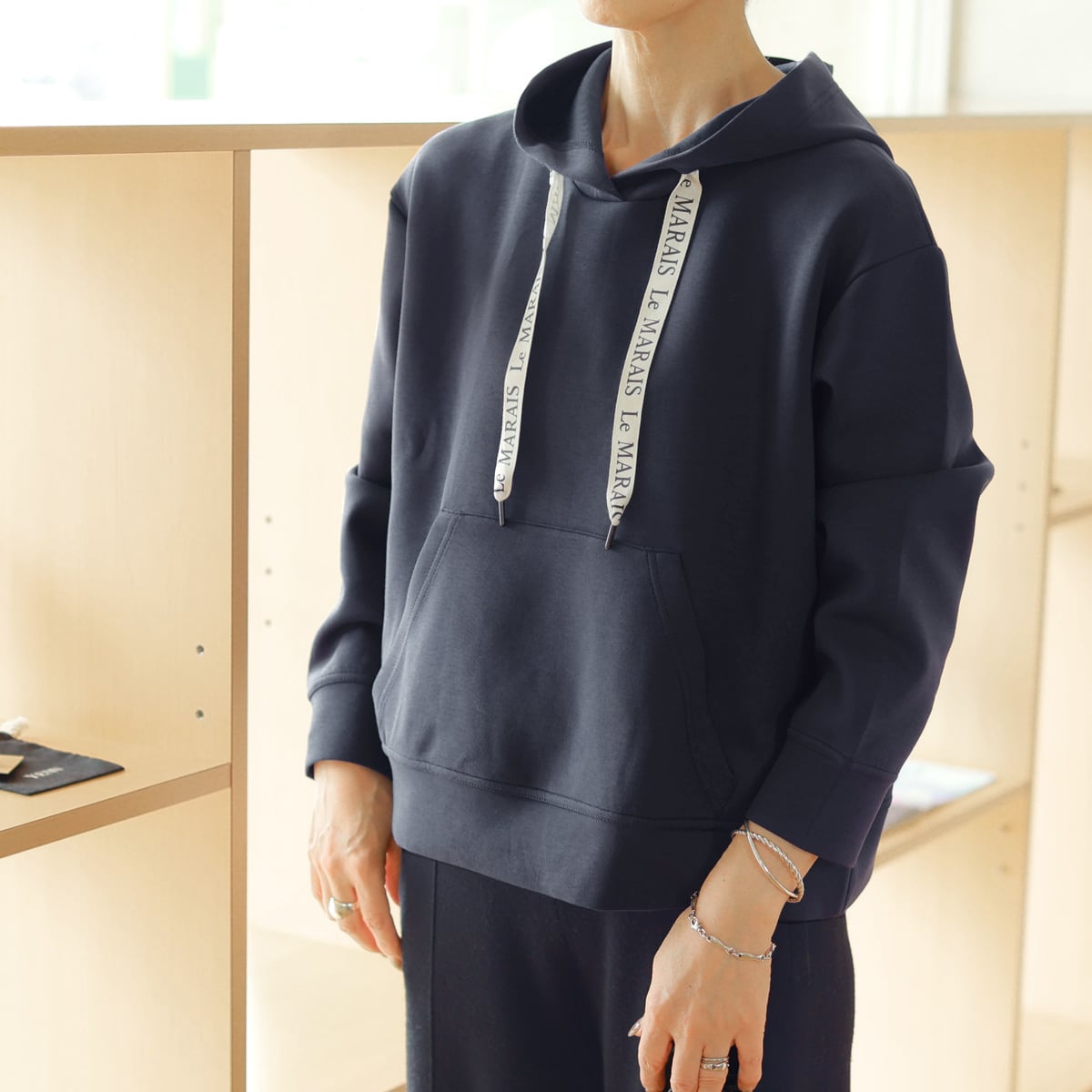 Le MARAIS (ル マレ) ライトウエイトダンボールニット レターテープ フーデットパーカ