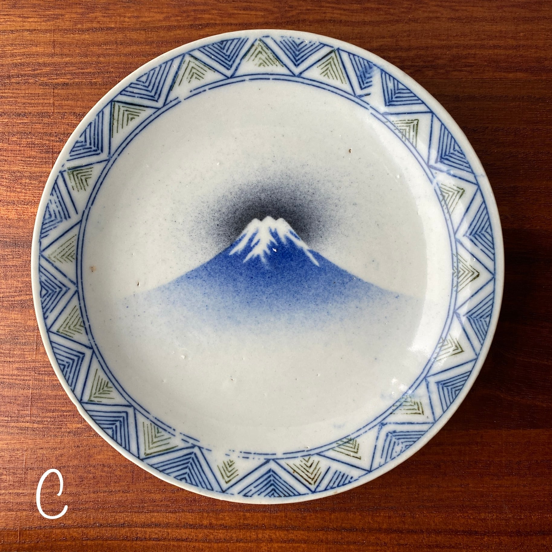 富士山と人々の絵柄の皿 19枚入