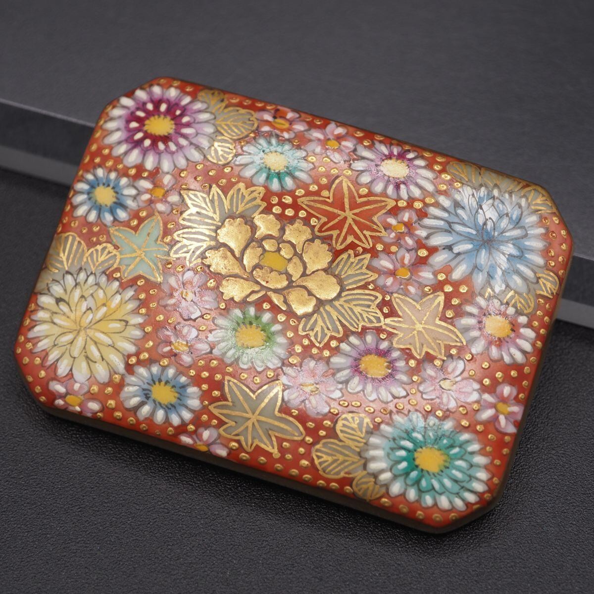 G757 九谷焼 帯留め 金彩蒔絵 花柄 和装小物 陶器 | 9/19〜23発送休み