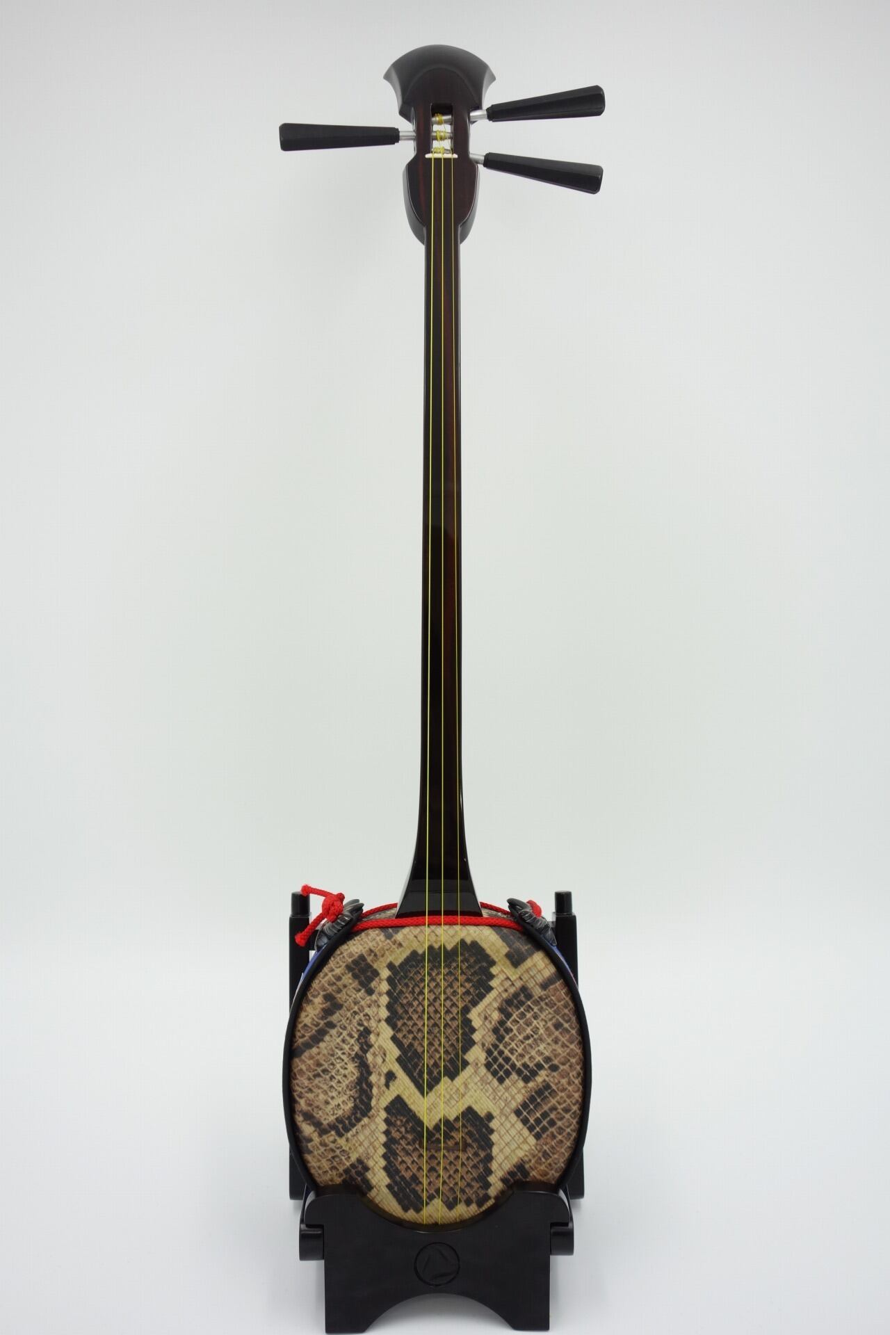 ヘビ柄 奄美 三味線 3弦 木製 ヘビ柄 奄美 三味線 3弦 木製 ヘビ柄 奄美 三味線 3弦 木製 ヘビ柄