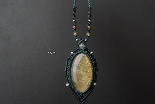 ガーデンクォーツ(庭園水晶)のマクラメネックレス - 苔庭 -【一点物】