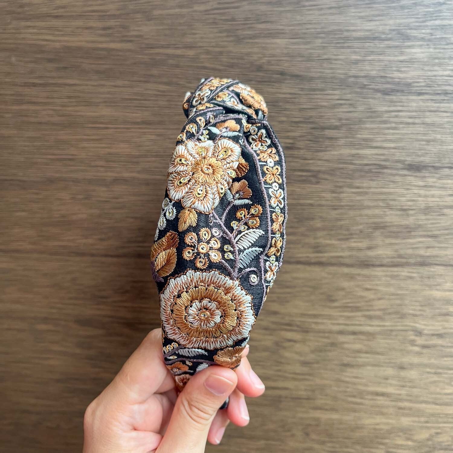 大輪お花模様インド刺繍の結びリボンカチューシャ | Dua-アクセサリー