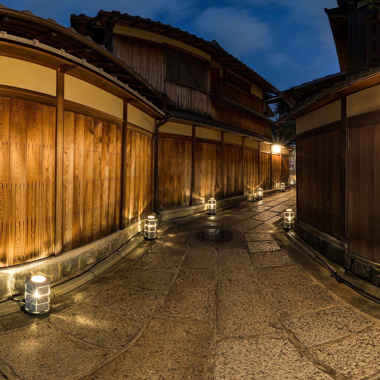 東山花灯路でライトアップされた石塀小路