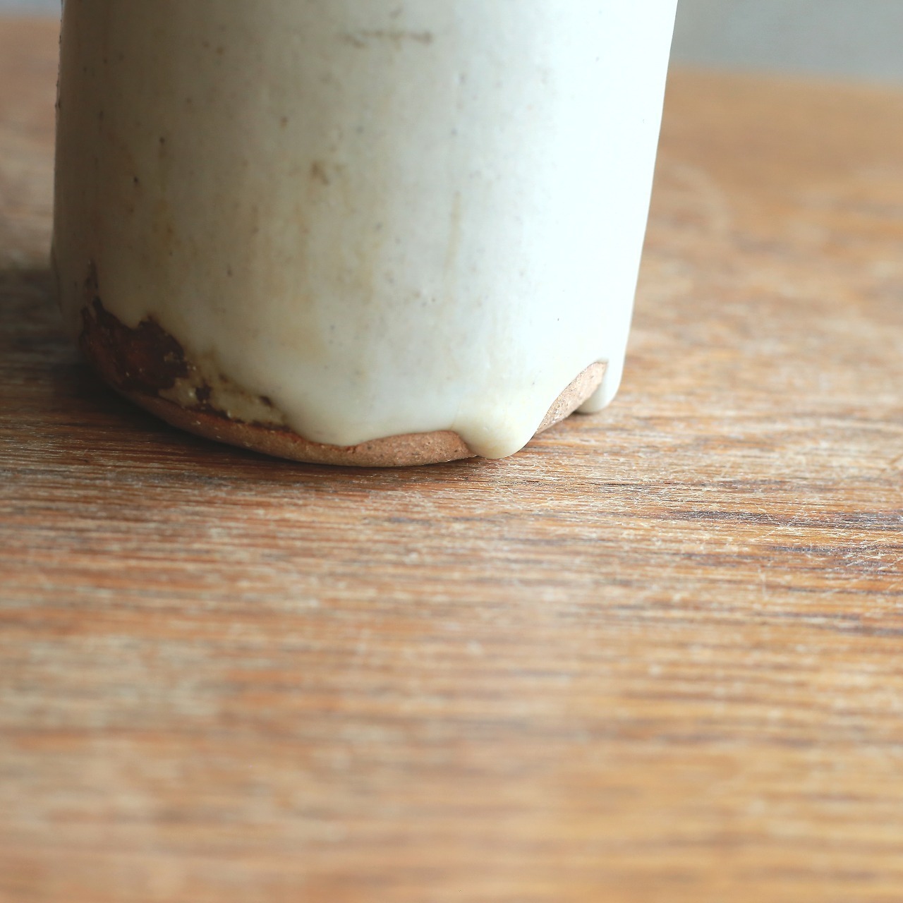 陶器 筒型 花瓶 鉄絵 植物文様 ヴィンテージ 花器｜素朴な土の風合いと職人の手仕事を感じる民藝調の佇まい