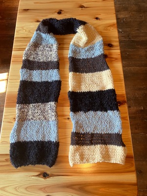寒色手編みのロングマフラー