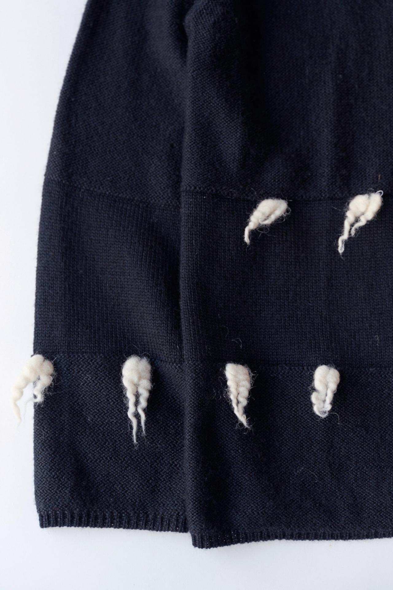 Chorogi motif black sweater