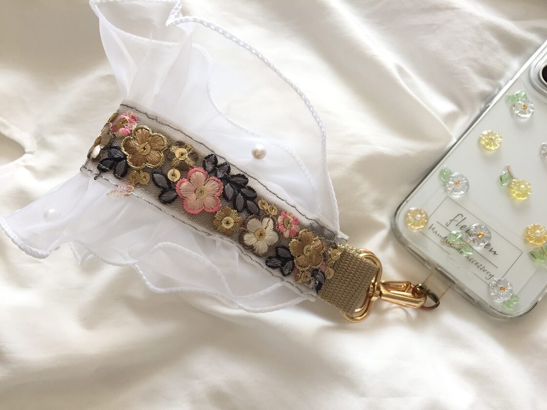 インド刺繍 リボン ハンドストラップ スマホストラップ 花柄×レース 