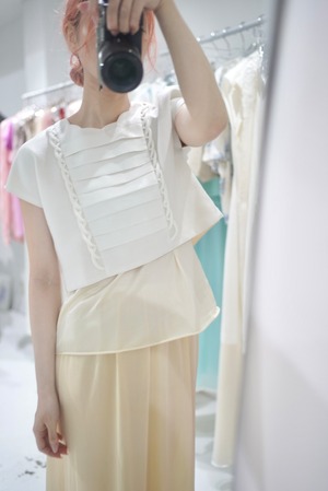 white scallop short tops
