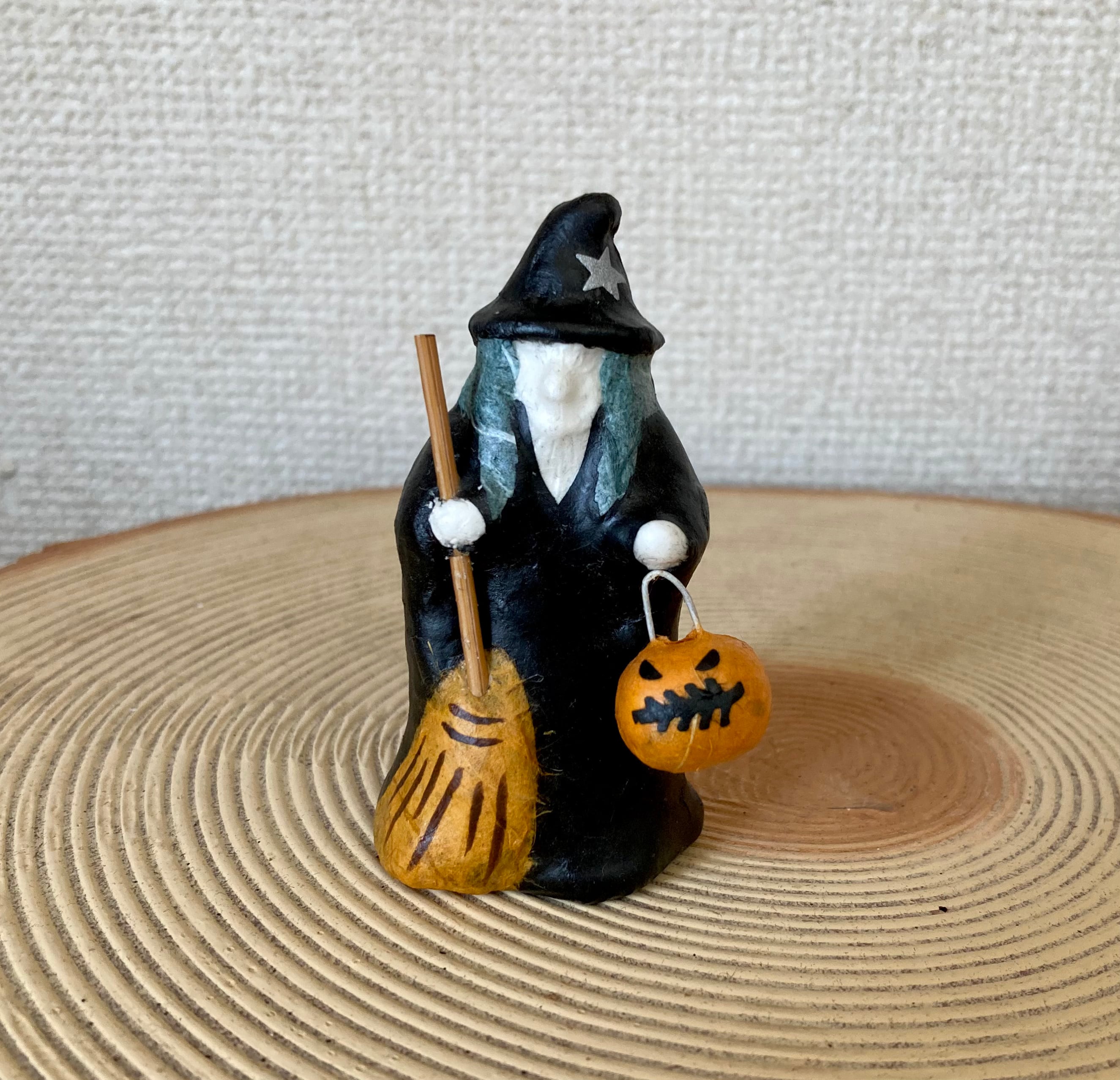 Halloween！ジャックオーランタンを持った黒い森の魔女