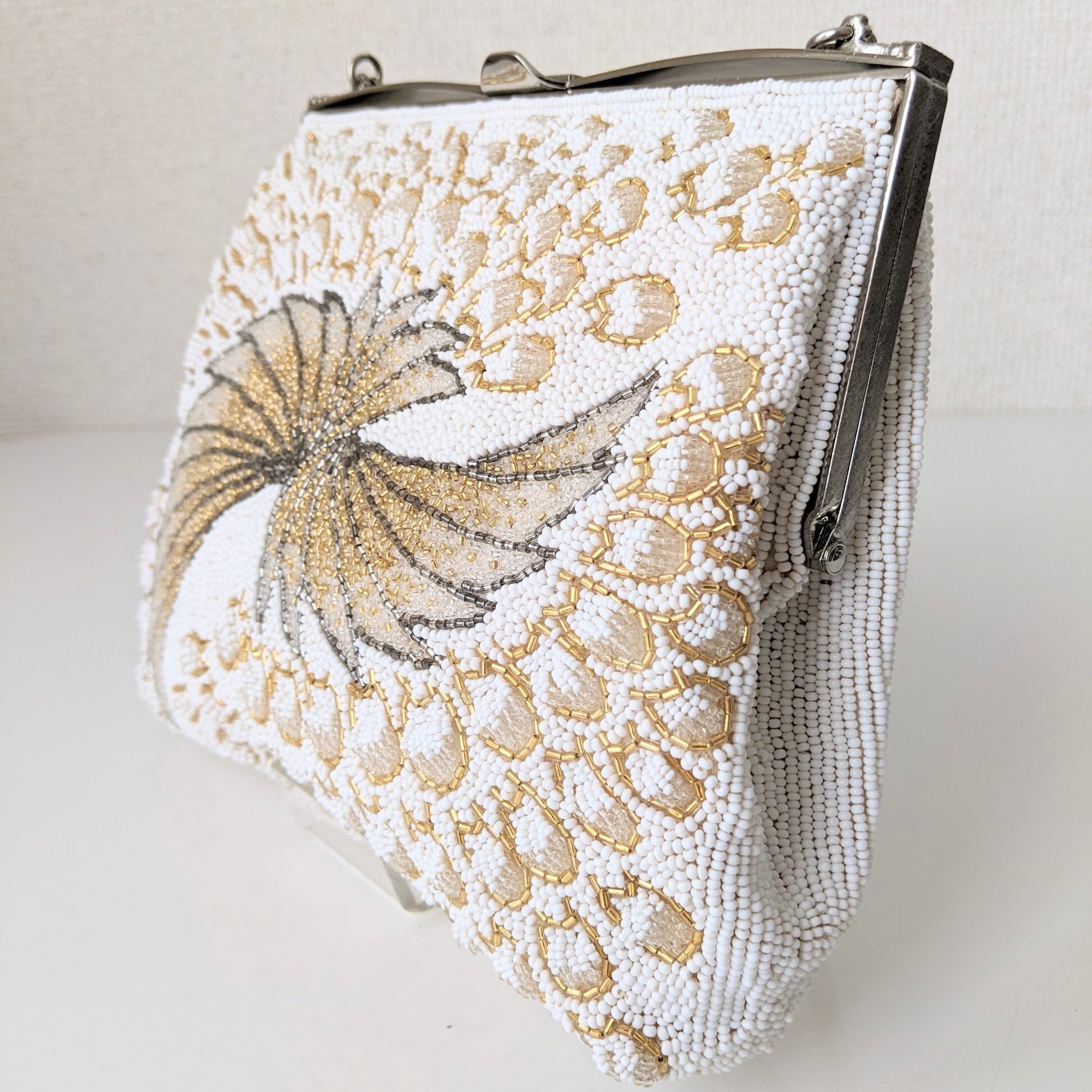 Vintage】ビーズ刺繍バッグ Beaded Bag 白×金 孔雀の羽 Vintage】ビーズ刺繍バッグ Beaded Bag 白×金 孔雀の羽