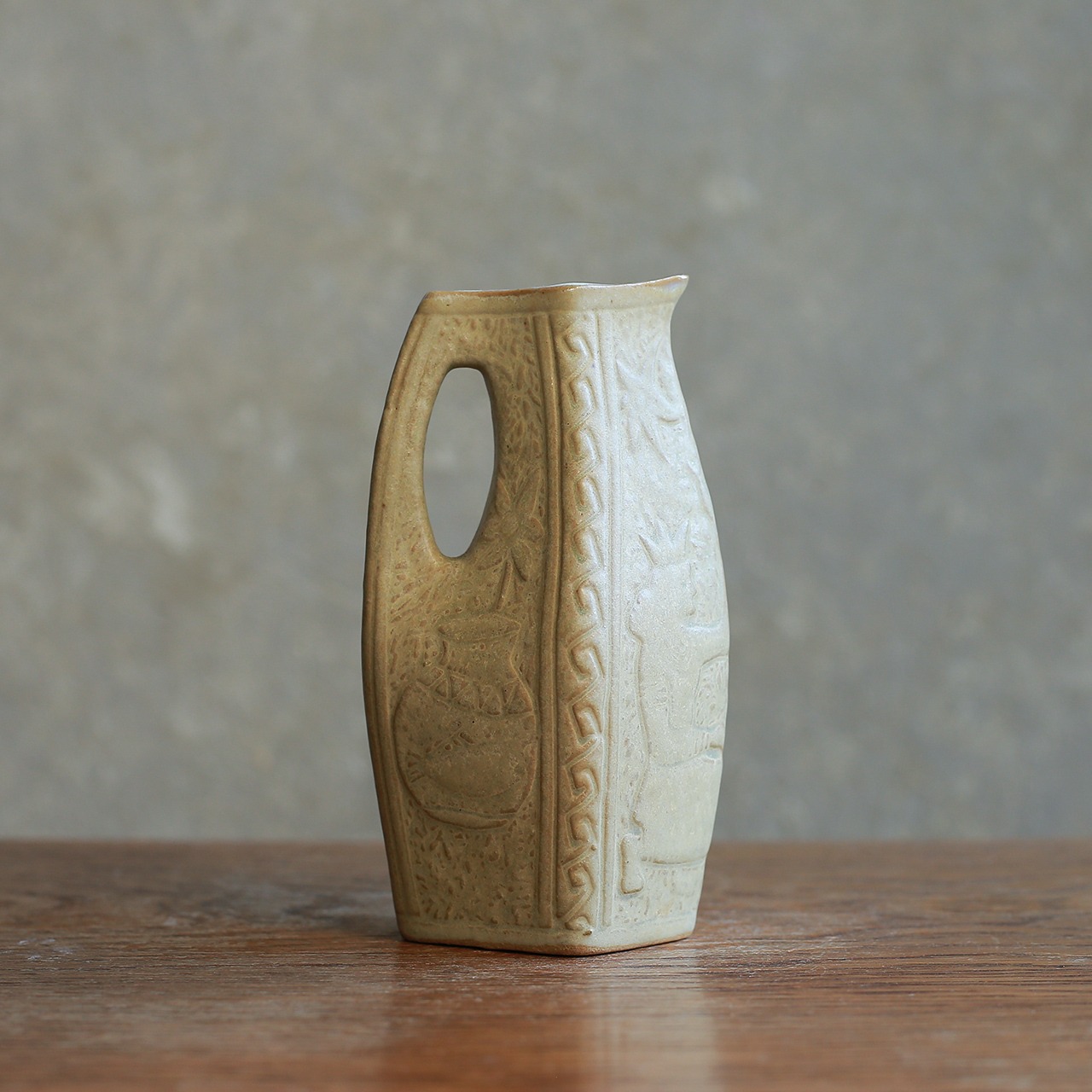 プリミティブな模様が素敵な、陶器のフラワーベース