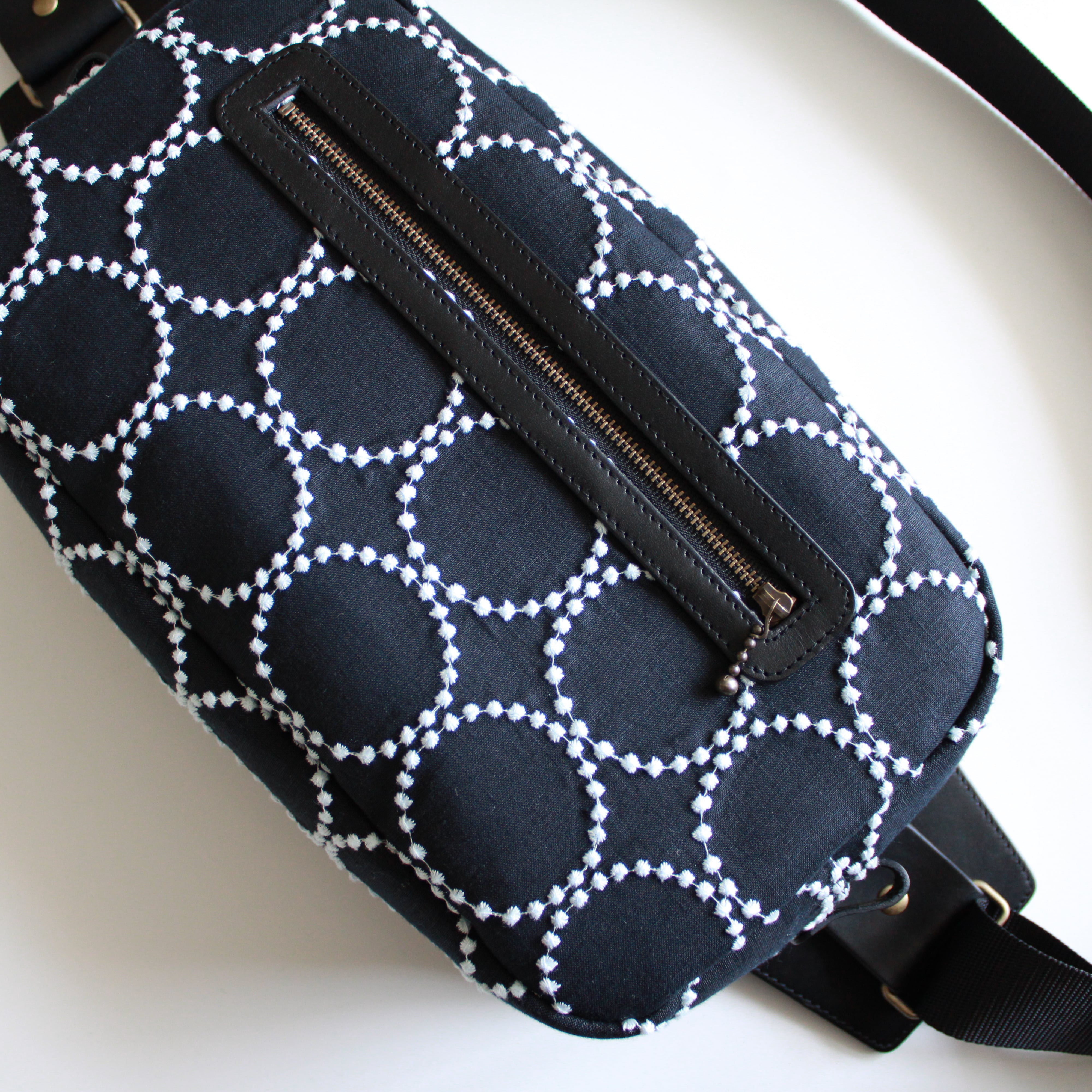 本革ボディバッグ tambourine navy × 刺繍 light blue