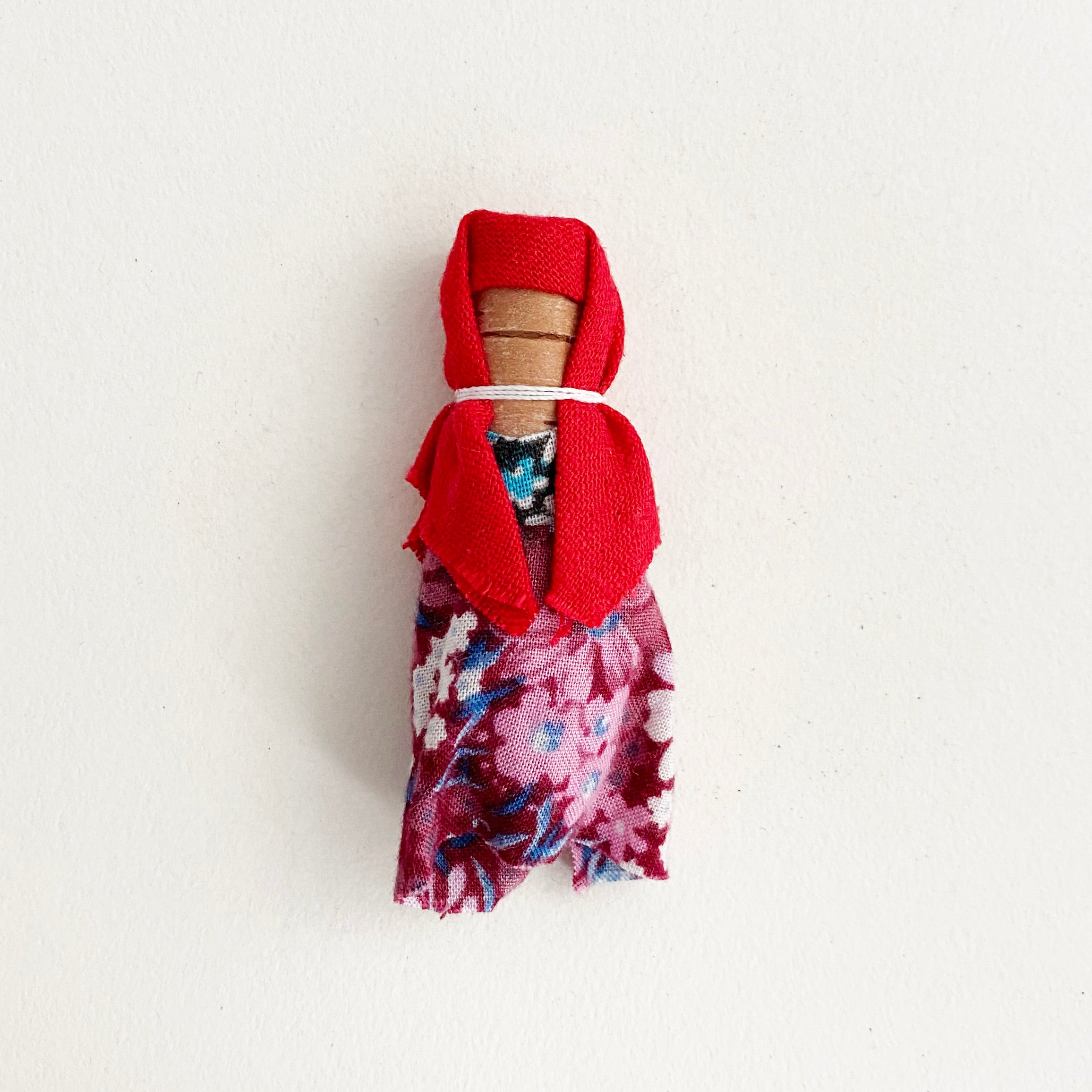 ロシアの布人形（赤いプラトーク）