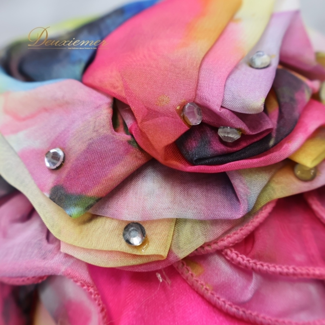 ベリーダンス オリエンタル 衣装 上下セット ピンク系 ラインストーン フリル 華やか 黄 青 キラキラ 煌びやか ツーピース 鮮やか ダンス衣装 ステージ 豪華 装飾 イベント ストレッチ 伸縮 イエロー系 ブルー系 シルバー系