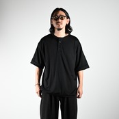 細畝コーデュロイシャツとスラックスを合わせたコーディネート〇