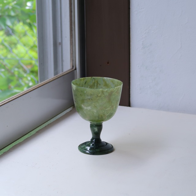 グリーンブラックな石の杯