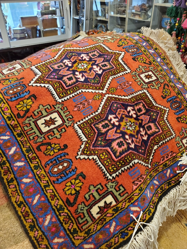 絨毯クエスト52【No.65】赤背景 ※現在、こちらの商品はイランに置いてあります。ご希望の方は先ずは在庫のご確認をお願いします。