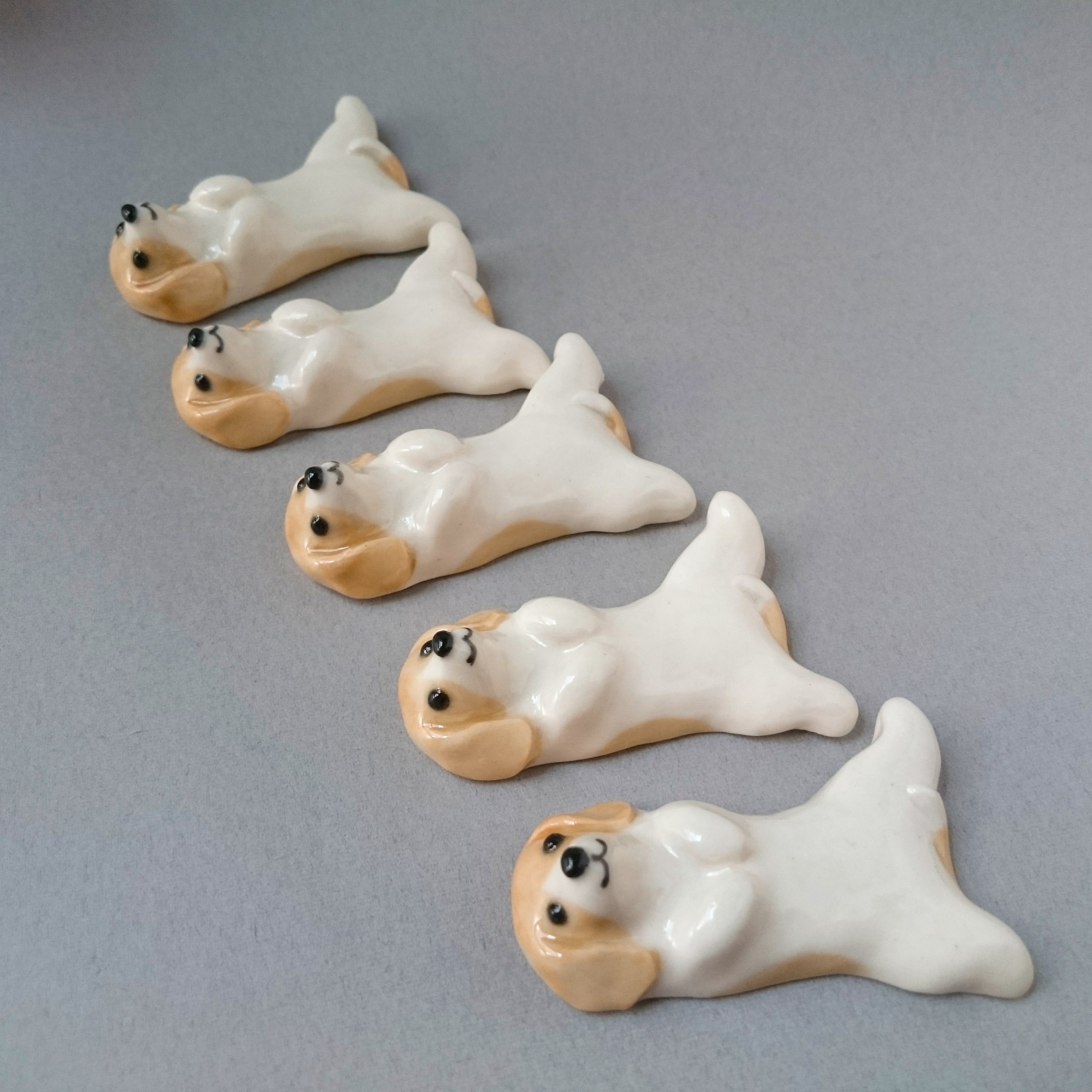 仰向けレモンビーグル犬の箸置き | 陶器のことり