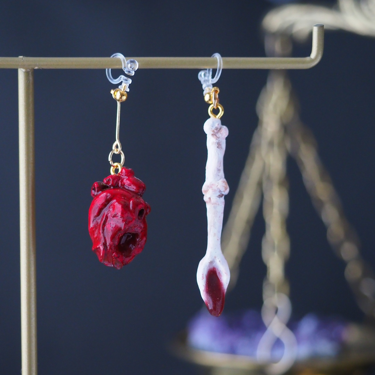 抉れた心臓と大腿骨スプーン の耳飾り