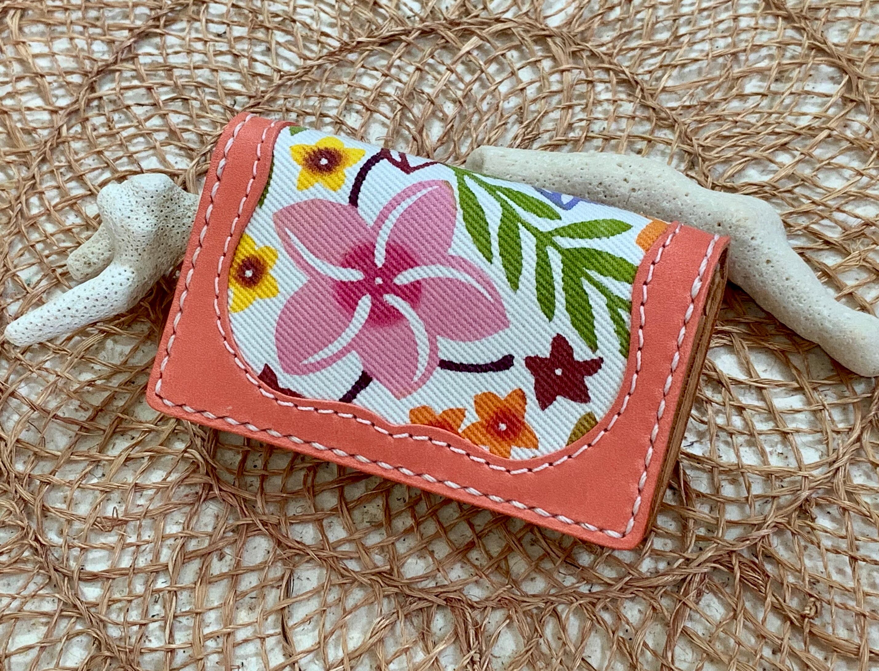 紅型カードケース　　（プルメイア柄）　　革　ピンク色