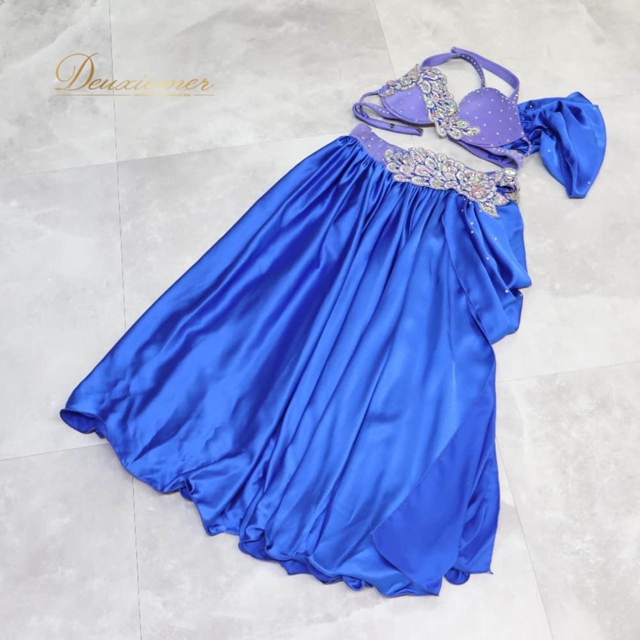 ベリーダンス オリエンタル 衣装 上下セット ブルー系 トップス スカート ラインストーン 装飾 豪華 光沢 青 紫 キラキラ スリット ダンス衣装 イベント ステージ 華やか かわいい パープル系 シルバー系