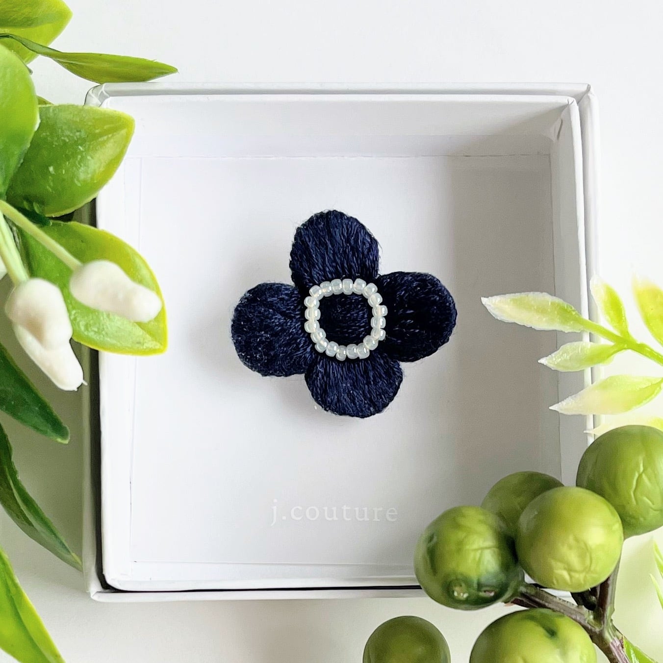 北欧風小さなお花のミニ刺繍ブローチ【botanical】#305 | j.couture