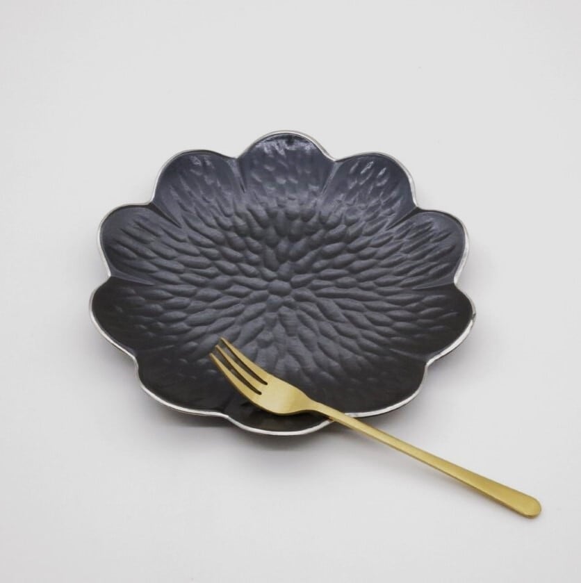 黒漆釉 菊16cm皿 (金・プラチナ) | 有田焼窯元 貝山窯 黒漆釉 菊16cm皿 (金・プラチナ) | 有田焼窯元 貝山窯