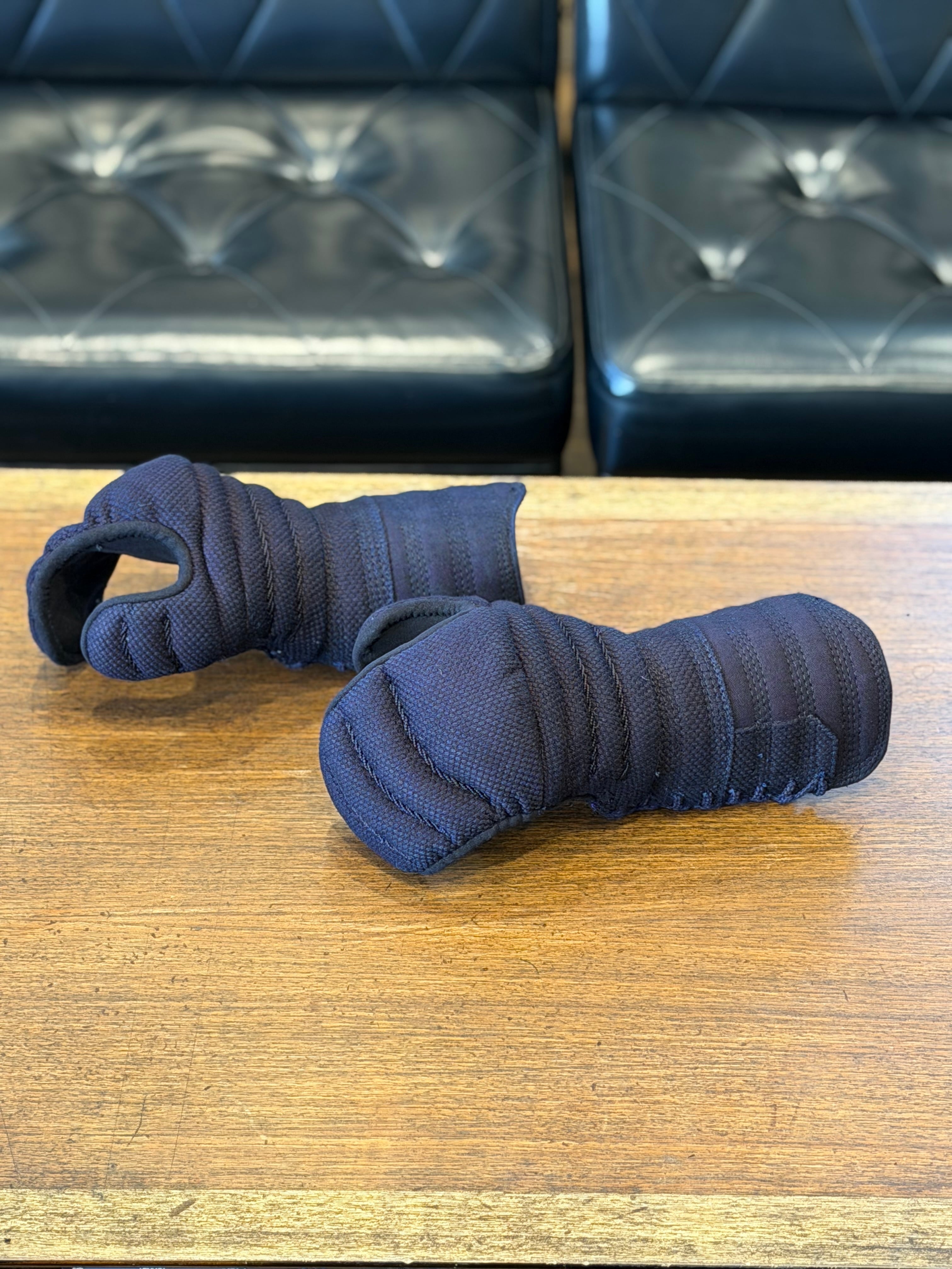 【今回の企画品‼️手の内紺色の練習用コブラ】【Lサイズ✨新商品✨軽量甲手✨】【Lサイズ5名様限定大特価‼️】軽量甲手『プラクティスコブラ ブラック』15/3㎜織刺 甲手