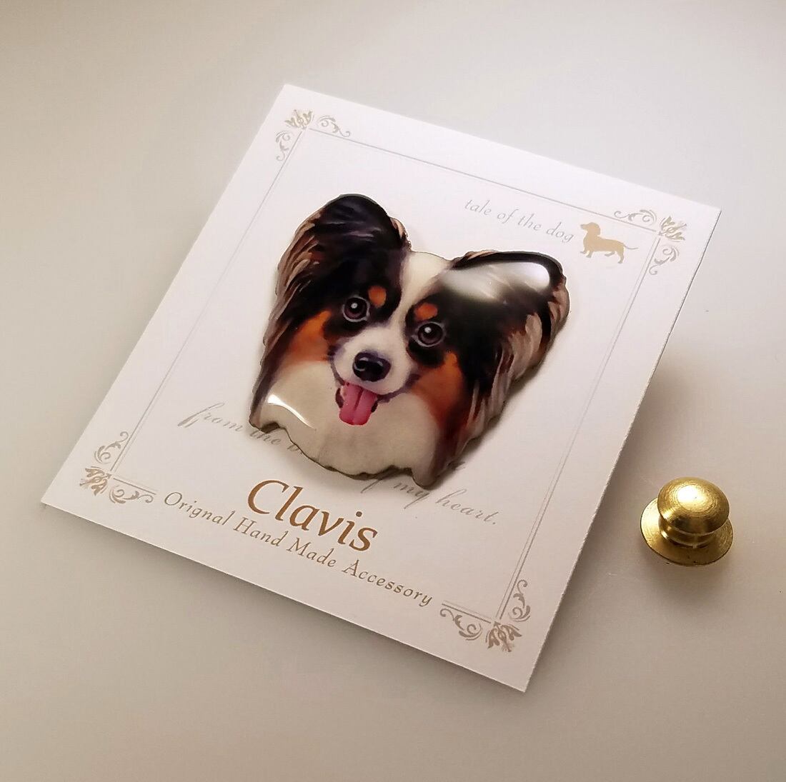 パピヨン／トライカラー【Mサイズ】ピンバッジ | atelier Clavis