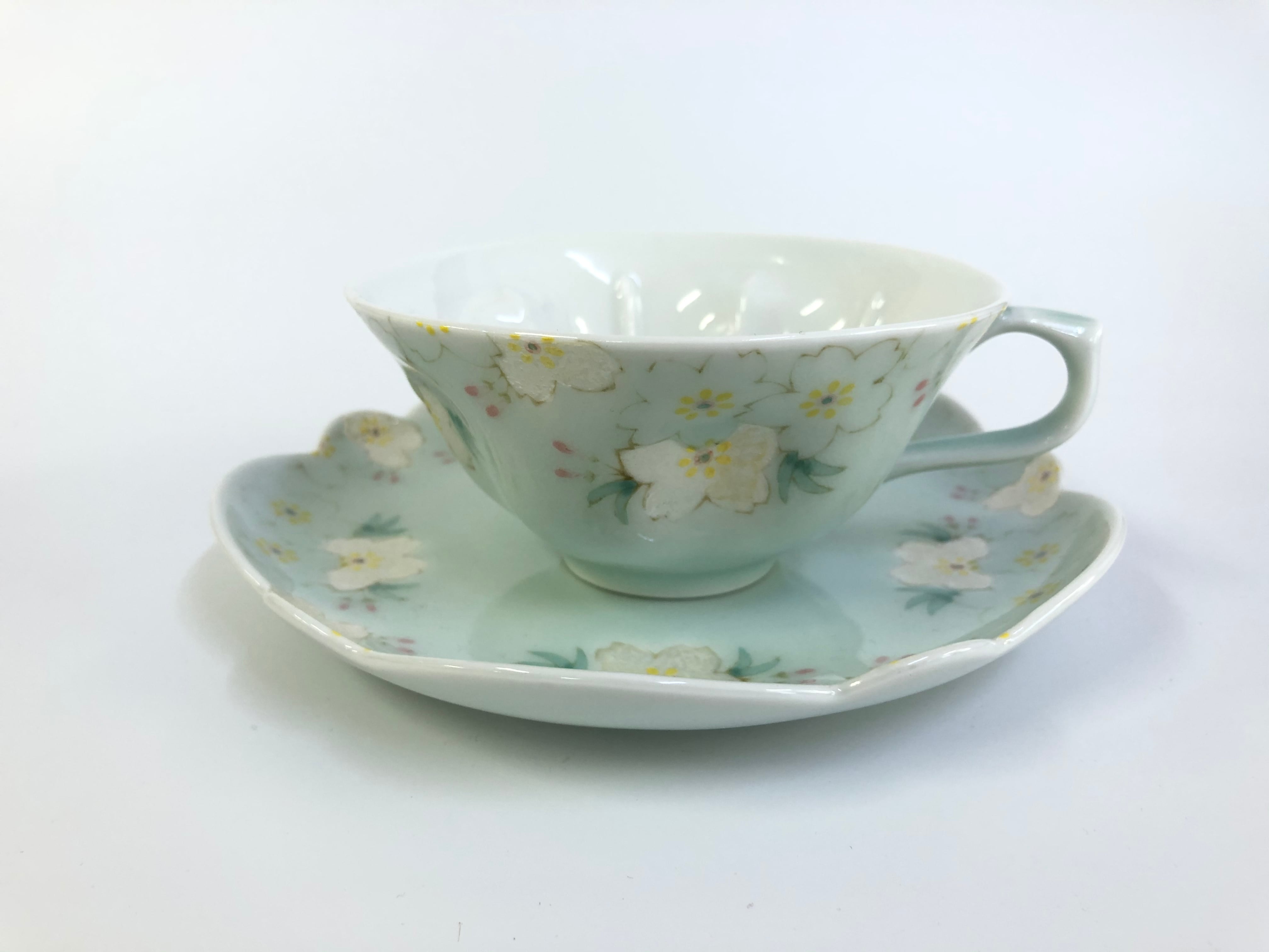 五月青磁虹彩桜散らし 高台付桜ティーカップ