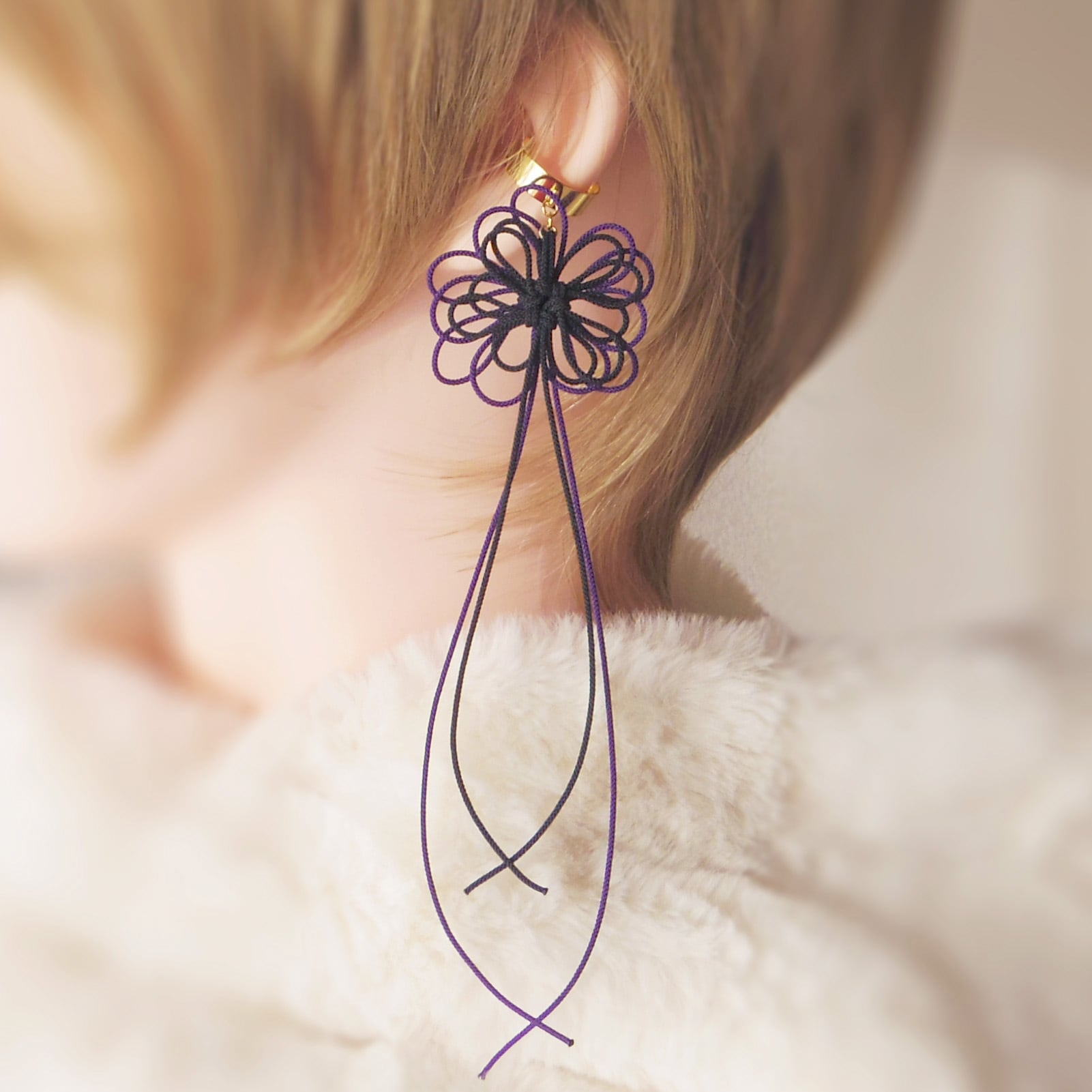 かたっぽイヤーカフ「うたつたえ」(黒×紫)
