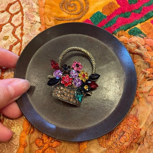 TOPANGA Jewelry Bijou art brooch Flower Basket / ビジューアートブローチ 花かご フラワーバスケット プレゼント プチギフト ジャケット 帽子 バッグ ニット キラキラ アクセサリー かわいい ファッション小物